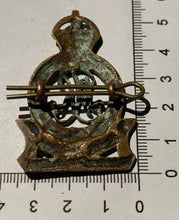 Load image into Gallery viewer, A RARE WW1 British Army cast SURREY YEOMANRY bronze/brass cap badge - The Militaria Shop
