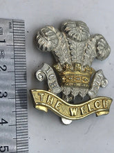 Lade das Bild in den Galerie-Viewer, A silver &amp; gilt washed THE WELSH Regiment dress cap badge with slider --- B10
