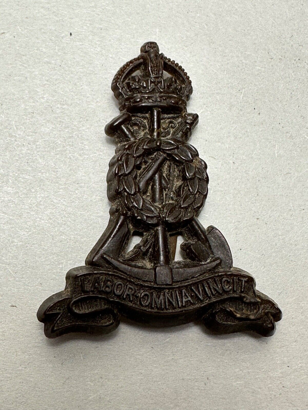 Original WW2 British Army Royal Army Labour Corps Bakelite Economy Cap Badge