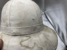 Lade das Bild in den Galerie-Viewer, WW2 Era British Army Royal Marine Bandsman&#39;s White Pith Helmet. Original.
