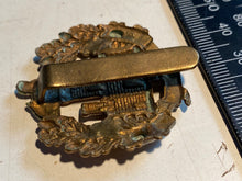 Load image into Gallery viewer, WW1 / WW2 British Army The Essex Regiment White Metal and Brass Cap Badge.

