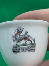 Lade das Bild in den Galerie-Viewer, Royal Berkshire - No 152 - Badges of Empire Collectors’ Series Egg Cup
