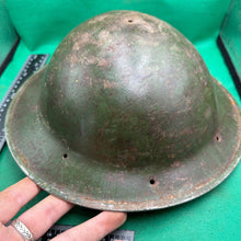 Lade das Bild in den Galerie-Viewer, Britischer Armee-Mk2-Brodie-Helm – Original aus dem 2. Weltkrieg – südafrikanische Herstellung 
