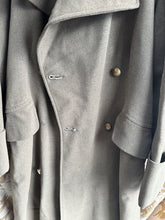 Lade das Bild in den Galerie-Viewer, Original WW1 / WW2 British Army Officers Greatcoat - Royal Artillery - 38&quot; Chest
