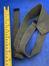 Charger l&#39;image dans la galerie, Original WW2 British Army 44 Pattern Shoulder Strap - 1945 Dated
