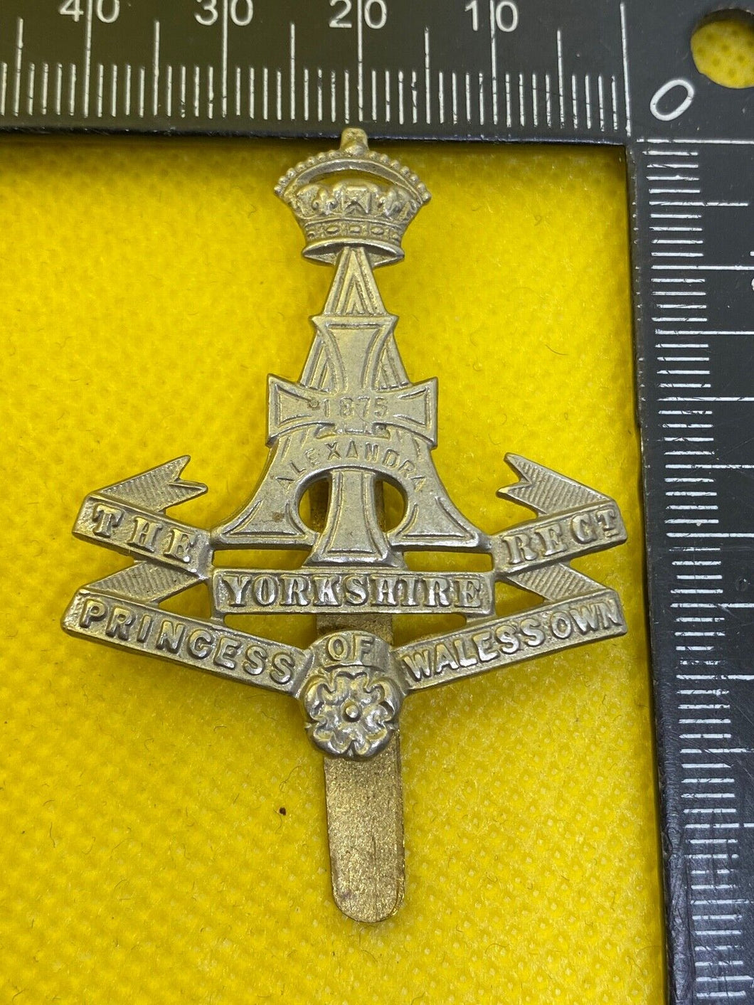 WW1 / WW2 British Army THE YORKSHIRE REGIMENT White Metal Cap Badge.