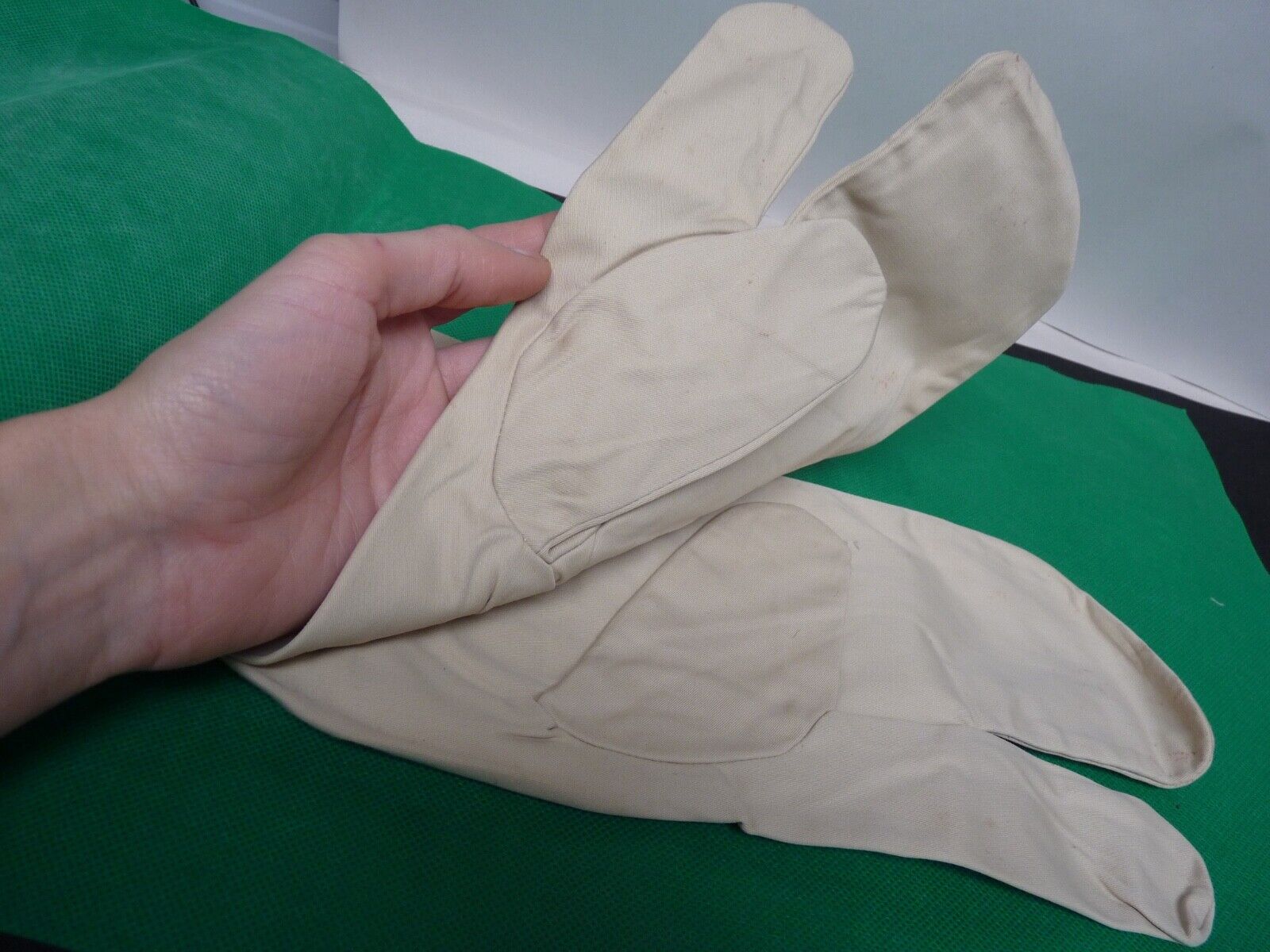 Original WW2 British Army Gunners Winter White Gloves - The Militaria Shop