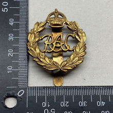 Load image into Gallery viewer, WW1 / WW2 British Army ROYAL ARMOURED CORPS Brass Cap Badge.
