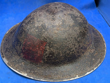 Lade das Bild in den Galerie-Viewer, Originaler Kampfhelm Mk2 Brodie der britischen Armee aus dem 2. Weltkrieg – signiert von Div 
