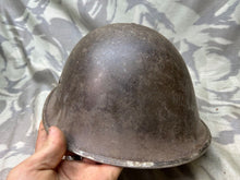 Lade das Bild in den Galerie-Viewer, Originaler Mk3 High Rivet Turtle Helm &amp; Futter der britischen/kanadischen Armee aus dem 2. Weltkrieg 
