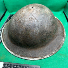 Lade das Bild in den Galerie-Viewer, Britischer Armee-Mk2-Brodie-Helm – Original aus dem 2. Weltkrieg – südafrikanische Herstellung 
