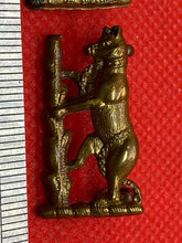 Charger l&#39;image dans la galerie, 2 Original British Army WARWICKSHIRE YEOMANRY Collar Badges
