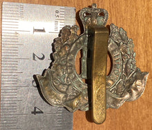 Charger l&#39;image dans la galerie, Queens Crown British Army THE SUFFOLK REGIMENT wm/brass cap badge - B74
