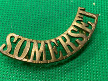 Lade das Bild in den Galerie-Viewer, Original WW1 British Army SOMERSET Regiment Brass Shoulder Title
