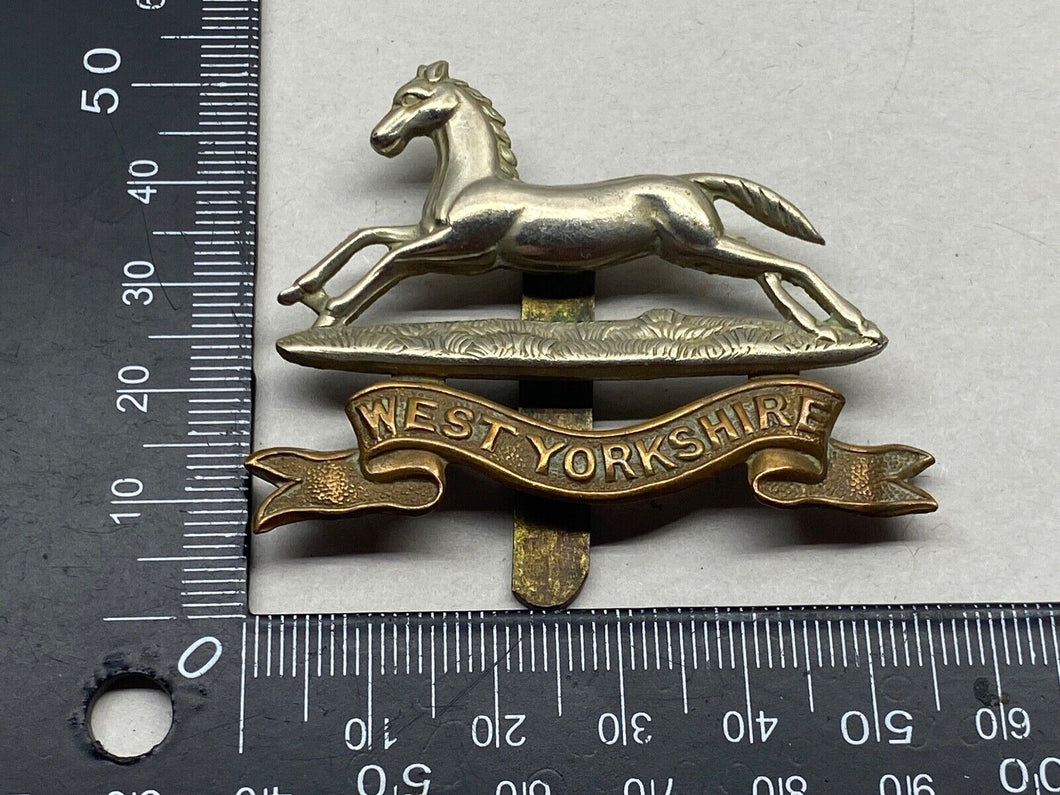 WW1 / WW2 British Army West Yorkshire Regiment White Metal & Brass Cap Badge