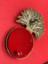 Charger l&#39;image dans la galerie, Victorian 23rd Regiment Royal Welsh Fusiliers Glengarry Badge Brass Original
