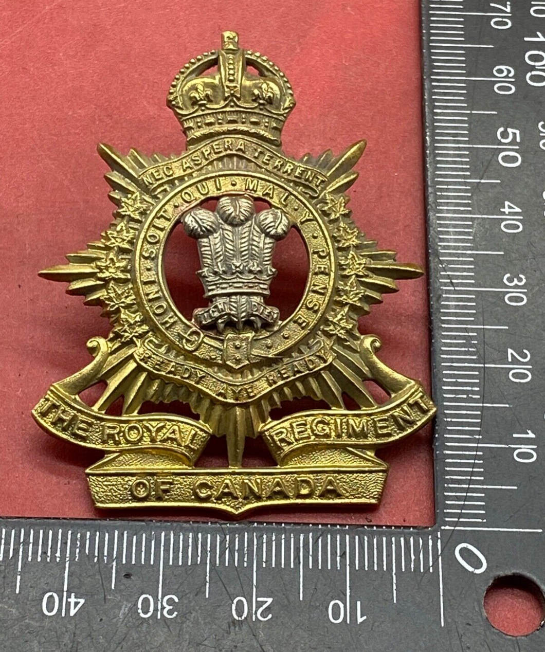 British Army WW1 / WW2 The Royal Regiment of Canada Cap Badge - with Rear Lugs.