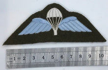 Load image into Gallery viewer, A British Army paratroopers dress uniform jump qualification badge ---- B17
