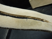 Lade das Bild in den Galerie-Viewer, Original British Army White Buff Leather belt. Used by Guards Regiments
