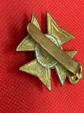 Lade das Bild in den Galerie-Viewer, Original British Army WW1 BUCKINGHAMSHIRE Battalion Cap Badge
