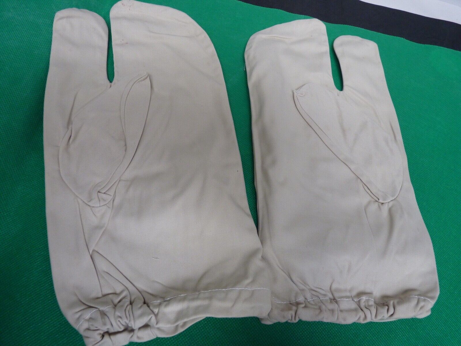 Original WW2 British Army Gunners Winter White Gloves - The Militaria Shop
