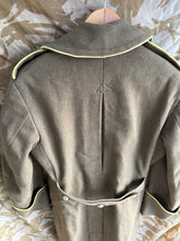 Charger l&#39;image dans la galerie, Rare Original WW2 British Army Officers Greatcoat - Yellow Piping - 38&quot; Chest
