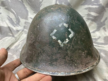 Lade das Bild in den Galerie-Viewer, Originaler Mk3 High Rivet Turtle Helm &amp; Futter der kanadischen/britischen Armee aus dem 2. Weltkrieg 
