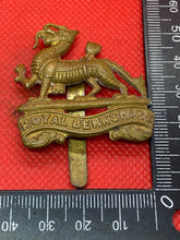 Load image into Gallery viewer, Original British Army WW1 / WW2 Royal Berkshire Regiment Cap Badge - The Militaria Shop
