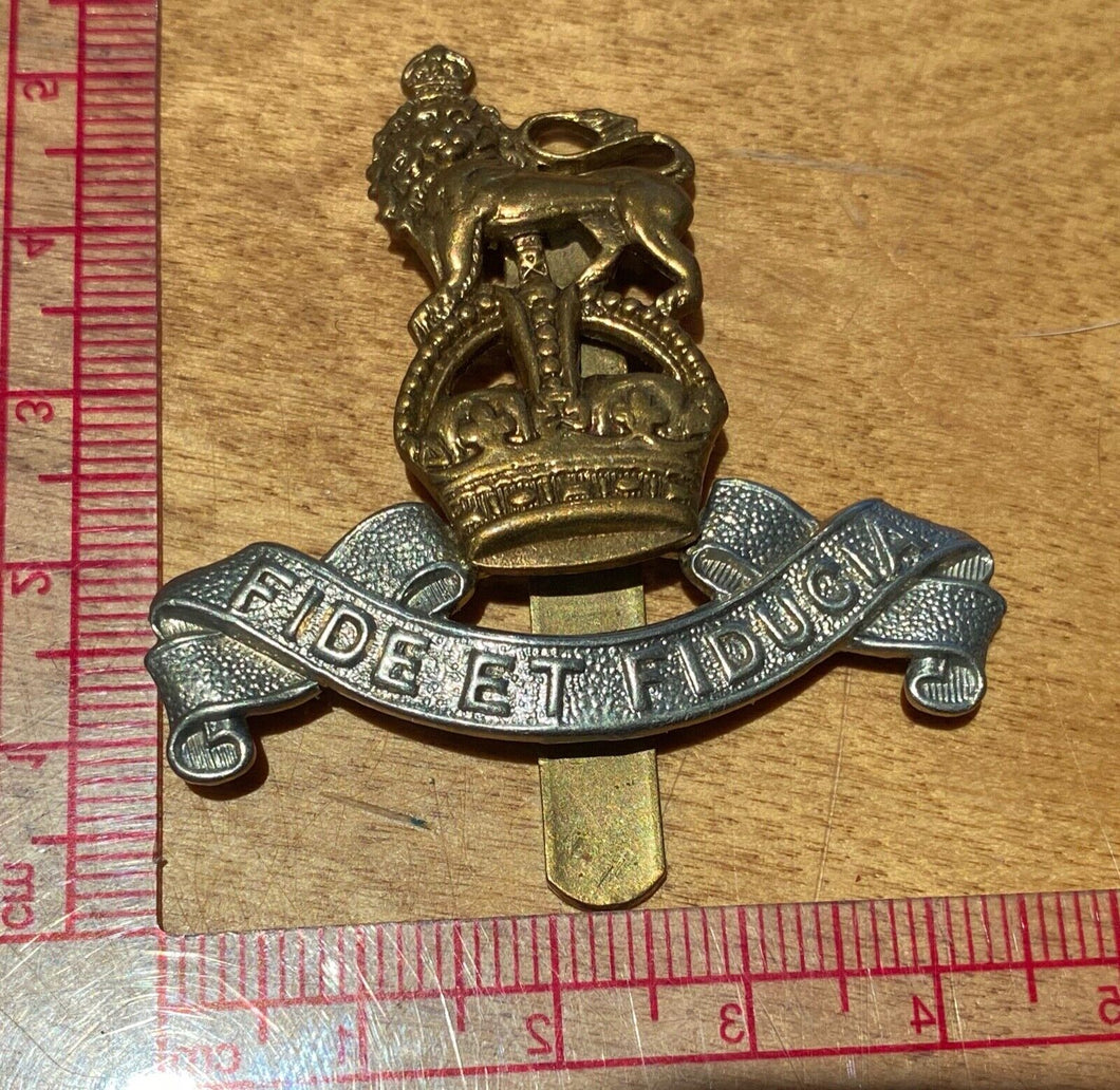 WW1 / WW2 British Army - Royal Army Pay Corps white metal and brass cap badge.