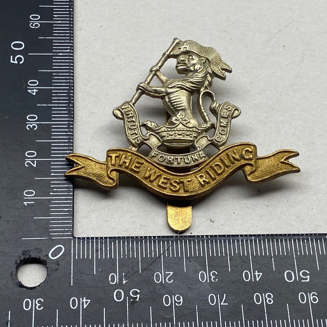 WW1 / WW2 British Army The West Riding Regiment White Metal & Brass Cap Badge