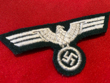 Lade das Bild in den Galerie-Viewer, WW2 German Army Enlisted Man&#39;s Breast Eagle Badge - Good reproduction.
