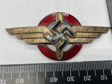 Lade das Bild in den Galerie-Viewer, An original DLV German Air Sports Association Cap Badge. Maker marked on the back.
