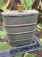 Lade das Bild in den Galerie-Viewer, WW1 British Army Small Box Respirator Filter Box - excellent condition.
