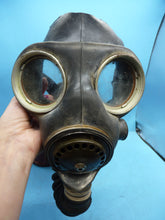 Charger l&#39;image dans la galerie, Ensemble original de masques à gaz de l&#39;armée britannique WW2 - Complet avec sac et protections oculaires
