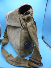 Lade das Bild in den Galerie-Viewer, Originales Gasmasken-Set der britischen Armee aus dem 2. Weltkrieg – komplett mit Tasche und Augenschutz
