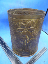 Lade das Bild in den Galerie-Viewer, Original WW1 Trench Art Shell Case Vase - 155mm German Casing - Flowers Engraved
