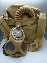Charger l&#39;image dans la galerie, Masque à gaz civil britannique d&#39;origine WW2 - Complet dans la boîte d&#39;origine
