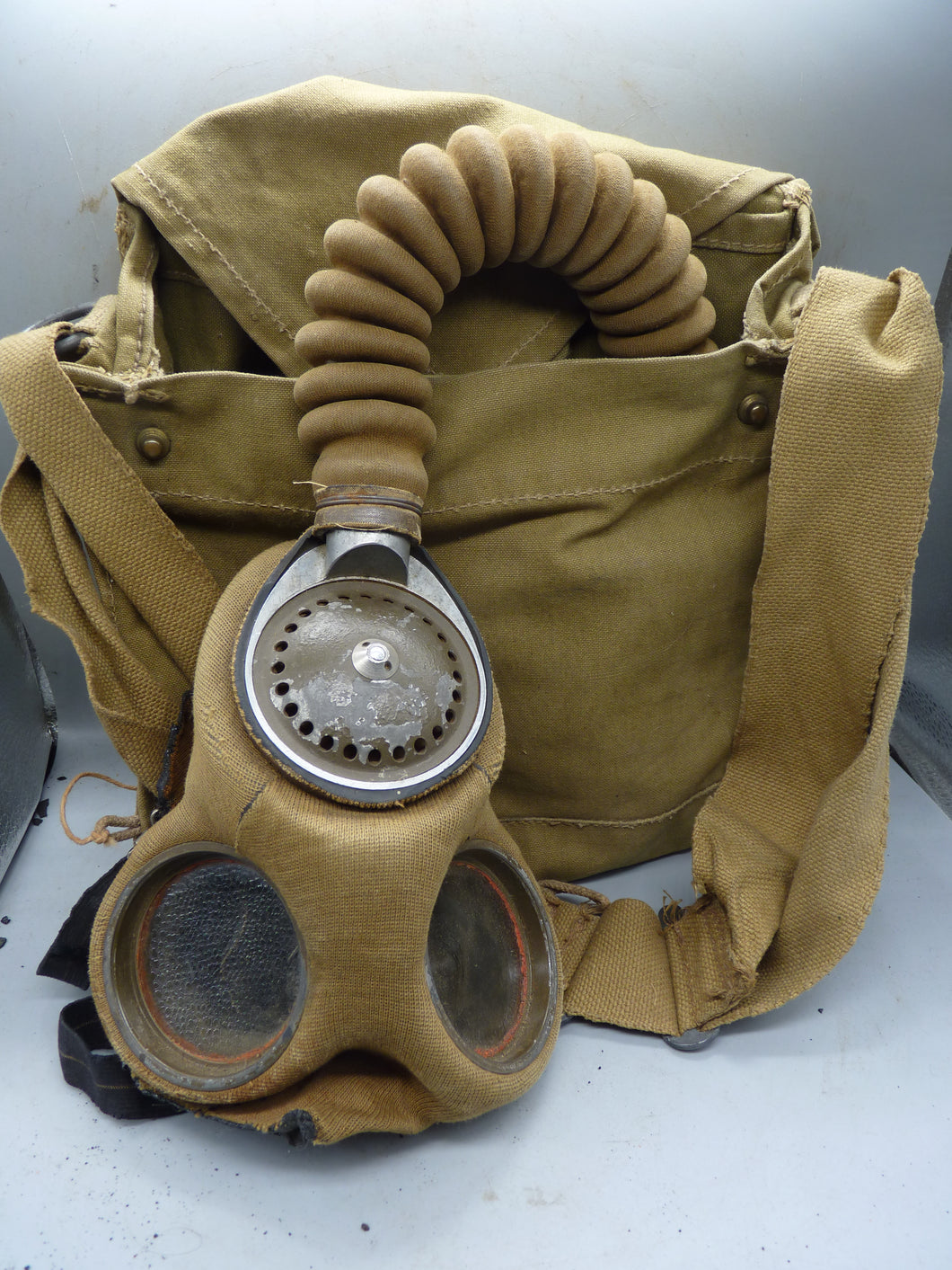 Original britische zivile Gasmaske aus dem 2. Weltkrieg - komplett in Originalverpackung