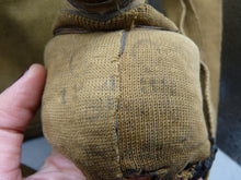 Lade das Bild in den Galerie-Viewer, Original britische zivile Gasmaske aus dem 2. Weltkrieg - komplett in Originalverpackung
