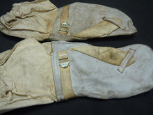 Charger l'image dans la galerie, Original WW2 Pattern British Army White Camouflaged Gloves / Gunners Mittens - The Militaria Shop

