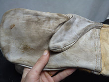 Charger l'image dans la galerie, Original WW2 Pattern British Army White Camouflaged Gloves / Gunners Mittens - The Militaria Shop
