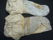 Charger l'image dans la galerie, Original WW2 Pattern British Army White Camouflaged Gloves / Gunners Mittens - The Militaria Shop
