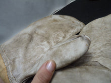 Charger l'image dans la galerie, Original WW2 Pattern British Army White Camouflaged Gloves / Gunners Mittens - The Militaria Shop
