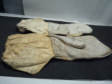 Charger l'image dans la galerie, Original WW2 Pattern British Army White Camouflaged Gloves / Gunners Mittens - The Militaria Shop
