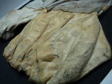 Charger l'image dans la galerie, Original WW2 Pattern British Army White Camouflaged Gloves / Gunners Mittens - The Militaria Shop
