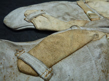 Charger l'image dans la galerie, Original WW2 Pattern British Army White Camouflaged Gloves / Gunners Mittens - The Militaria Shop
