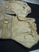 Charger l'image dans la galerie, Original WW2 Pattern British Army White Camouflaged Gloves / Gunners Mittens - The Militaria Shop
