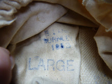 Charger l'image dans la galerie, Original WW2 Pattern British Army White Camouflaged Gloves / Gunners Mittens - The Militaria Shop
