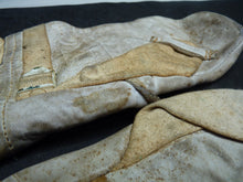 Charger l'image dans la galerie, Original WW2 Pattern British Army White Camouflaged Gloves / Gunners Mittens - The Militaria Shop
